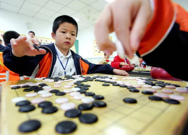 2006年5月10日 中国東部浙江省杭州市で開催されたキッズ コンテストで 中国の子供たちは囲碁 Weiqi Wei Wei Chi Wei Chi — ストック写真