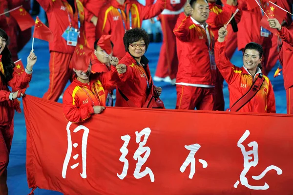 2010年12月12日 中国代表出席在中国南方广东省广州市举行的广州2010年亚洲段运动会开幕式 — 图库照片