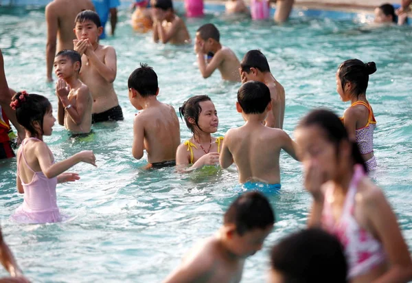 Crianças Chinesas Brincam Uma Piscina Uma Onda Calor Cidade Huaibei — Fotografia de Stock