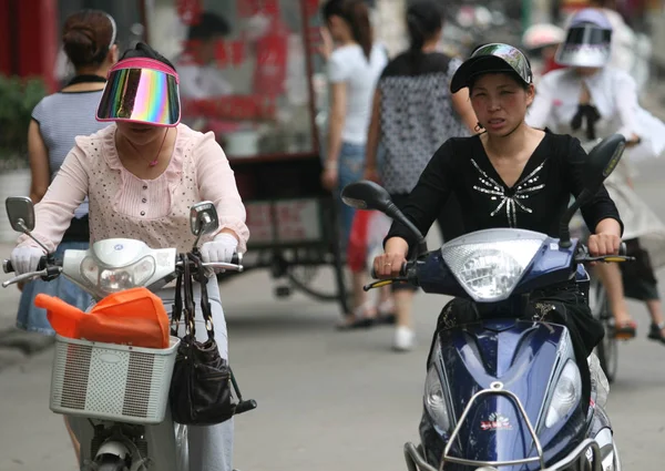 Residentes Locales Montan Bicicletas Eléctricas Scooters Condado Mengcheng Provincia Chinas — Foto de Stock