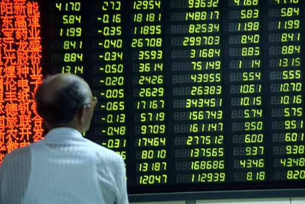 中国の投資家を見て株価 価格の上昇の赤 と緑の価格下落のため水曜日 2009 日北東中国遼寧省大連市の在庫マネジメントの家で — ストック写真