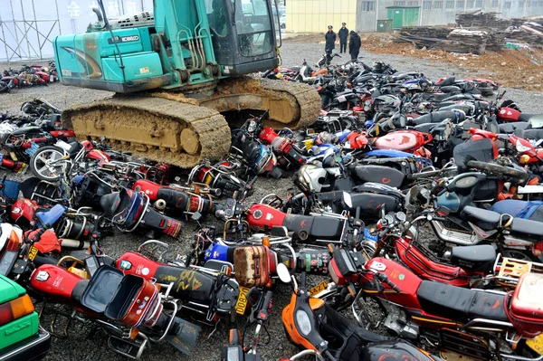 Una Excavadora Aplasta Motocicletas Confiscadas Una Campaña Contra Servicio Taxi — Foto de Stock