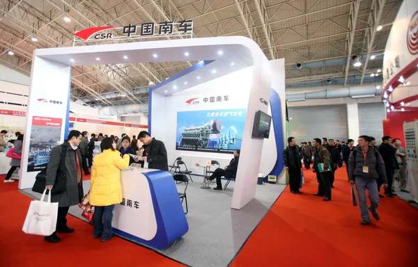 Besökare Ses Monter Csr Corporation Limited China International New Energy — Stockfoto