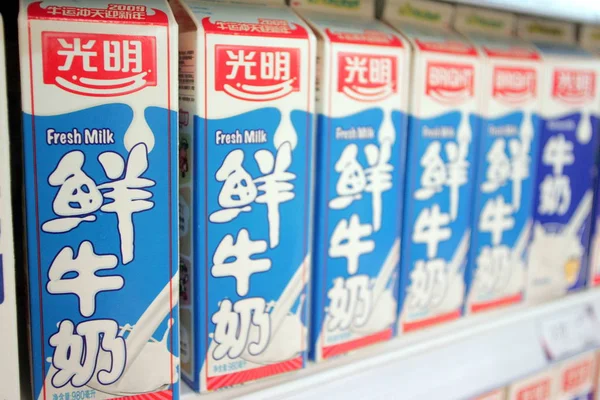 2009年2月12日 上海のスーパーで販売されているブライトミルクの箱 — ストック写真
