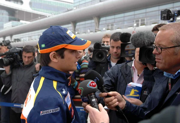 Pilota Spagnolo Fernando Alfonso Della Renault Circondato Giornalisti Sul Circuito — Foto Stock