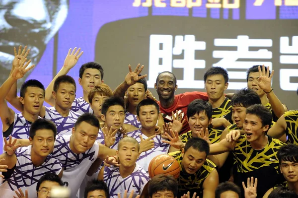 Nba Баскетболіст Кобе Брайант Лос Анджелеса Лейкерс Пози Китайськими Студентами — стокове фото