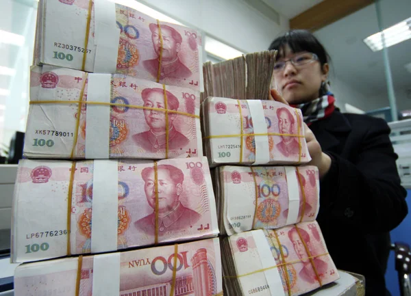 Китайський Чиновник Підраховує Банкноти Юанів Юанів Єни Банку Місті جدة — стокове фото