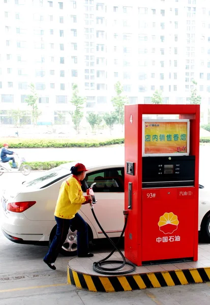 Bir Işçi Petroçin Bir Benzin Istasyonunda Bir Araba Refuels Cnpc — Stok fotoğraf