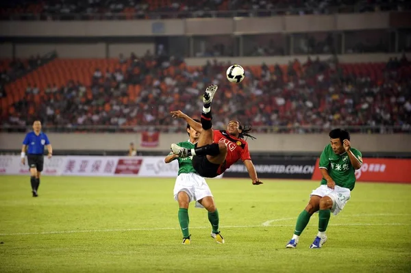 Manchester Uniteds Anderson Trapt Bal Tijdens Een Vriendelijke Tegen Hangzhou — Stockfoto