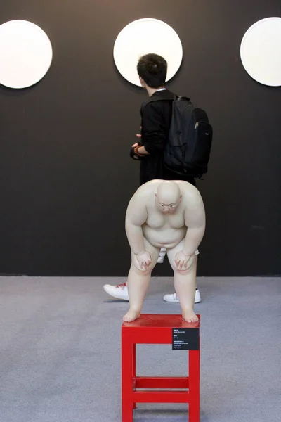 Gość Patrzy Grafikę Podczas Art Beijing Contemporary Art Fair Art — Zdjęcie stockowe