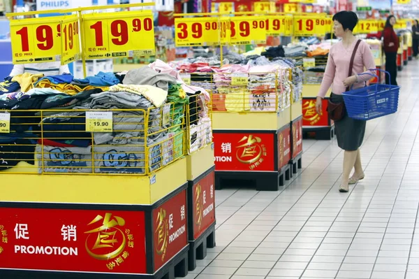 Comprador Chino Mira Los Productos Venta Durante Una Promoción Supermercado —  Fotos de Stock