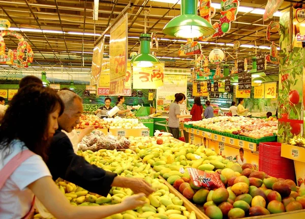 File Chinese Shoppers Buy Fruits Supermarket Chongqing China May 2009 — стоковое фото