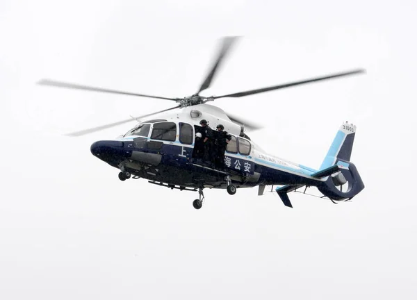 Rendőrségi Helikopter Szállító Fegyveres Rendőrök Látható Repül Során Fúró Egy — Stock Fotó