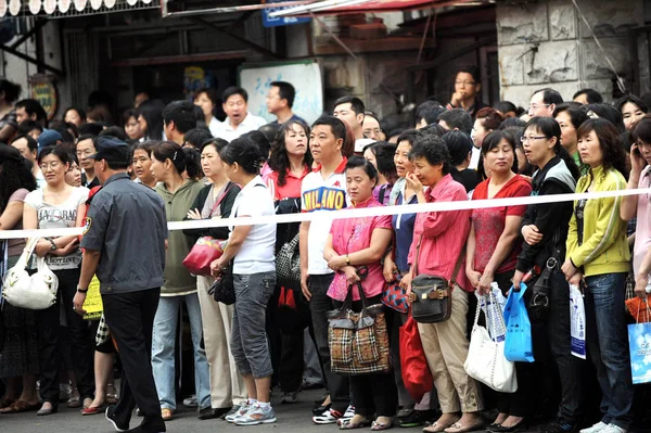 日曜日 2009 日瀋陽 中国遼寧省北東部の国立大学入学試験の試験場の外の彼らの子供のための中国の親が心配そうに待ってください — ストック写真