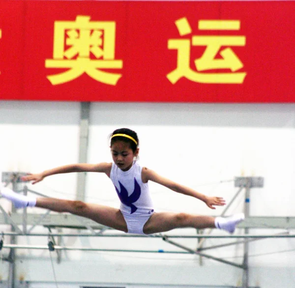 Petit Athlète Chinois Fait Des Exercices Trampoline Devant Des Pancartes — Photo