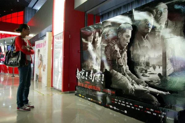 Une Chinoise Regarde Une Affiche Film City Life Death Réalisé — Photo
