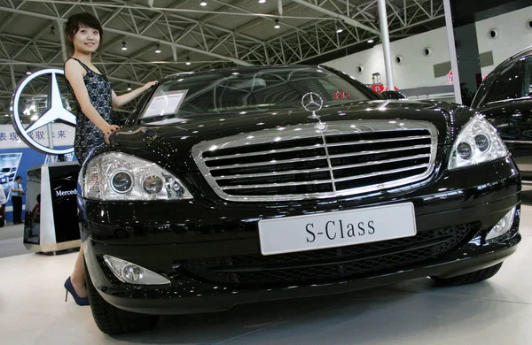 Uma Mulher Chinesa Posa Com Carro Mercedes Benz Class Show — Fotografia de Stock