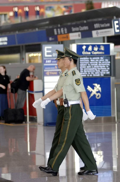 2008年7月19日 中国准军事警察在北京首都国际机场3号航站楼巡逻 — 图库照片