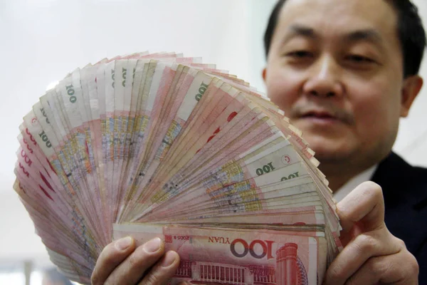 Chinese Clerk Counts Rmb Renminbi Yuan Banknotes Bank Nantong City — Stock Photo, Image