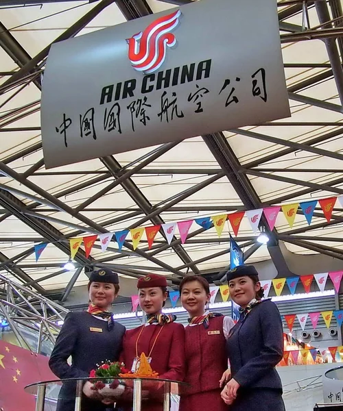 Chinese Stewardesses Pose Stand Van Air China Tijdens Een Tentoonstelling — Stockfoto