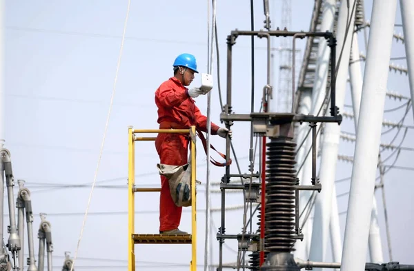 Eletricista Chinês Verifica Redes Elétricas Equipamentos Transmissão Energia Uma Estação — Fotografia de Stock