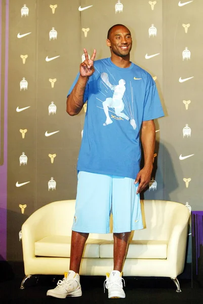 Koszykarz Nba Los Angeles Lakers Kobe Bryant Pozuje Konferencji Prasowej — Zdjęcie stockowe