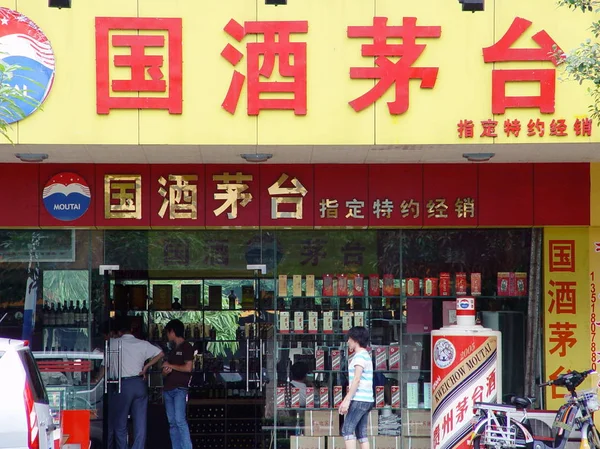 Lokale Chinese Burgers Lopen Langs Een China Moutai Winkel Haikou — Stockfoto