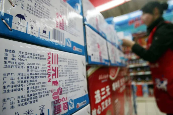 Lådor Med Sanyuan Mjölk Ses Till Försäljning Stormarknad Shijiazhuang City — Stockfoto