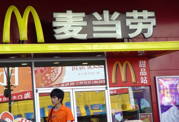 Homem Chinês Passa Por Restaurante Mcdonalds Haikou Sul Província Chinas — Fotografia de Stock