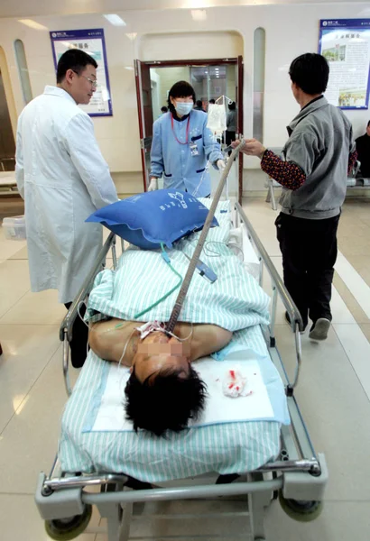 Chinese Worker Reinforcing Steel Bar His Mouth Arrives Hospital Hangzhou — Stock Photo, Image