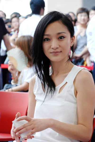 日曜日 2009 日上海 オレイ スキンケア製品を促進するためにキャンペーンを見て中国の映画女優周迅 — ストック写真