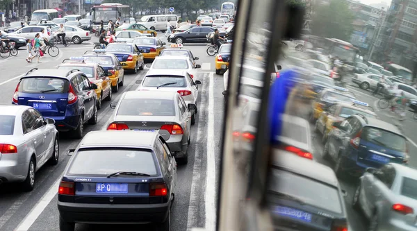 Carros Ônibus Movem Lentamente Durante Engarrafamento Uma Estrada Pequim China — Fotografia de Stock