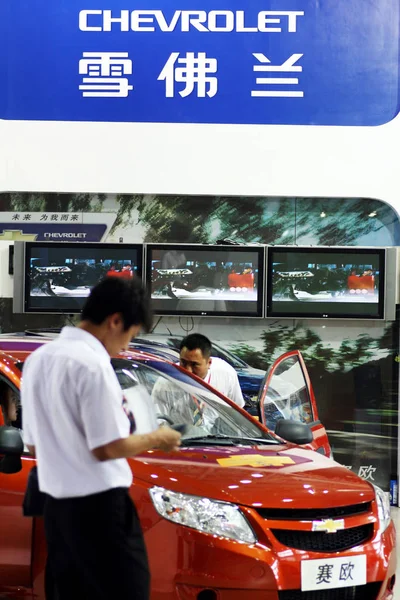 Kinesiska Besökare Tittar Chevrolet Sail Shanghai Ett Joint Venture Mellan — Stockfoto