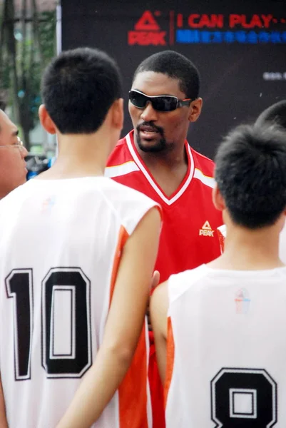 Нба Player Рона Artest Лос Анджелеса Лейкерс Переговори Молодими Китайськими — стокове фото
