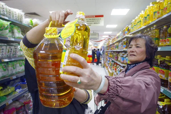 Китайські Клієнти Магазин Приготування Олії Супермаркеті Шанхаї Китай Грудня 2010 — стокове фото
