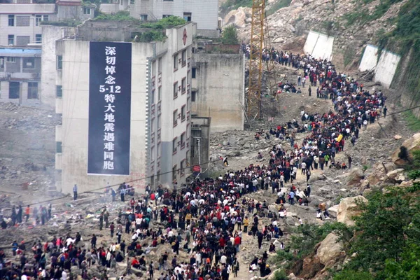 Multitud Chinos Visitan Devastado Condado Beichuan Para Llorar Recordar Los — Foto de Stock