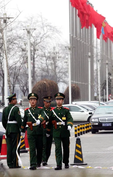 Policías Paramilitares Chinos Patrullan Fuera Del Hotel Beijing Durante Congreso — Foto de Stock