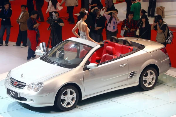 Besucher Betrachten Einen Byd Auf Der Shanghai International Automobile Industry — Stockfoto