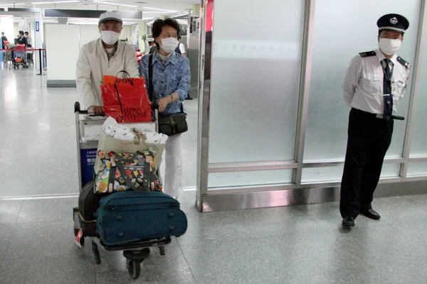 H1N1 Influenza Ellen Maszkot Viselő Japán Utasok Megérkezik Shanghai Hongqiao — Stock Fotó