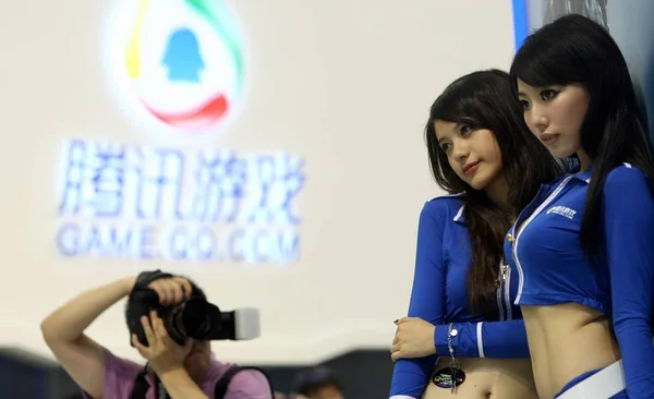 Apresentadoras Chinesas Posam Stand Tencent Durante 7Th China Digital Entertainment — Fotografia de Stock