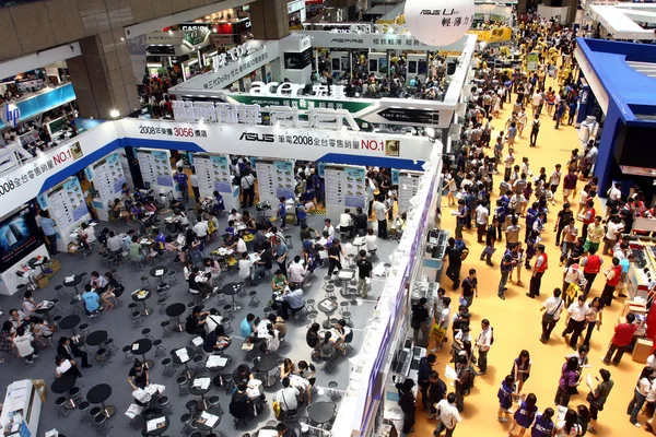 2009年7月30日 星期四 在台湾台北举行的2009年台北计算机应用展上 可以看到大量的参观者 — 图库照片