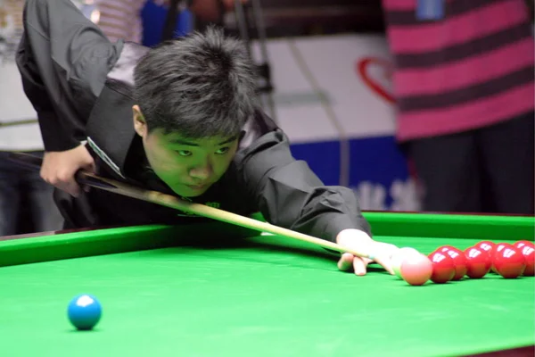 Ding Junhui Játszik Egy Lövés Elleni Tanára Cai Jianzhong Láthatatlan — Stock Fotó