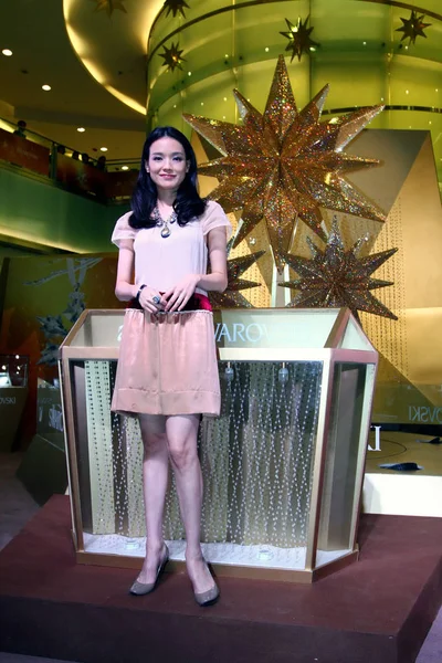 2010年12月17日 台湾女星舒琪在中国北京举行的施华洛世奇水晶宣传商业活动中合影 — 图库照片
