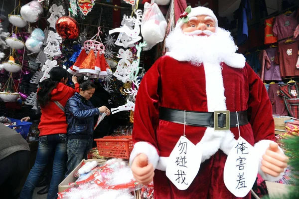 Clientes Chineses Compram Produtos Temáticos Natal Mercado Commodities Cidade Wuhan — Fotografia de Stock