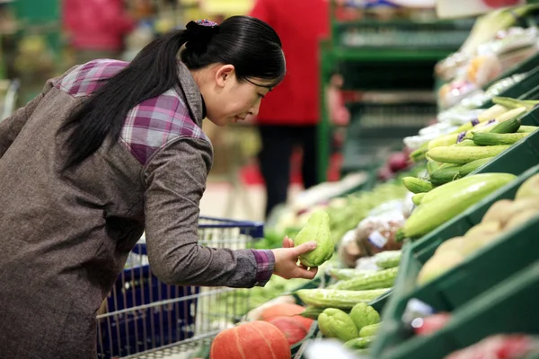 Chinese Customer Shops Vegetables Supermarket Tianjin China November 2010 — Stock Photo, Image