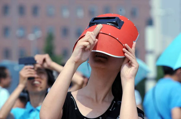 Chinese Woman Looks Welding Helmet Partial Eclipse Total Solar Eclipse — Stock Photo, Image