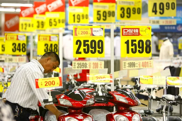 Китайский Покупатель Смотрит Электрические Велосипеды Продаже Время Акции Супермаркете Шанхае — стоковое фото