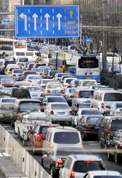 Carros Ônibus Movem Lentamente Durante Engarrafamento Uma Estrada Pequim China — Fotografia de Stock