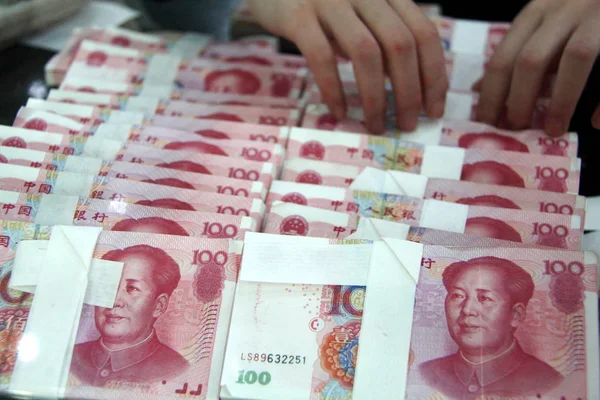 Impiegato Cinese Conta Banconote Rmb Renminbi Yuan Una Banca Nella — Foto Stock