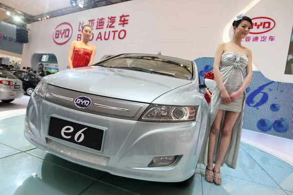 Modellen Poseren Met Een Byd Auto Elektrische Auto 13E Shanghai — Stockfoto